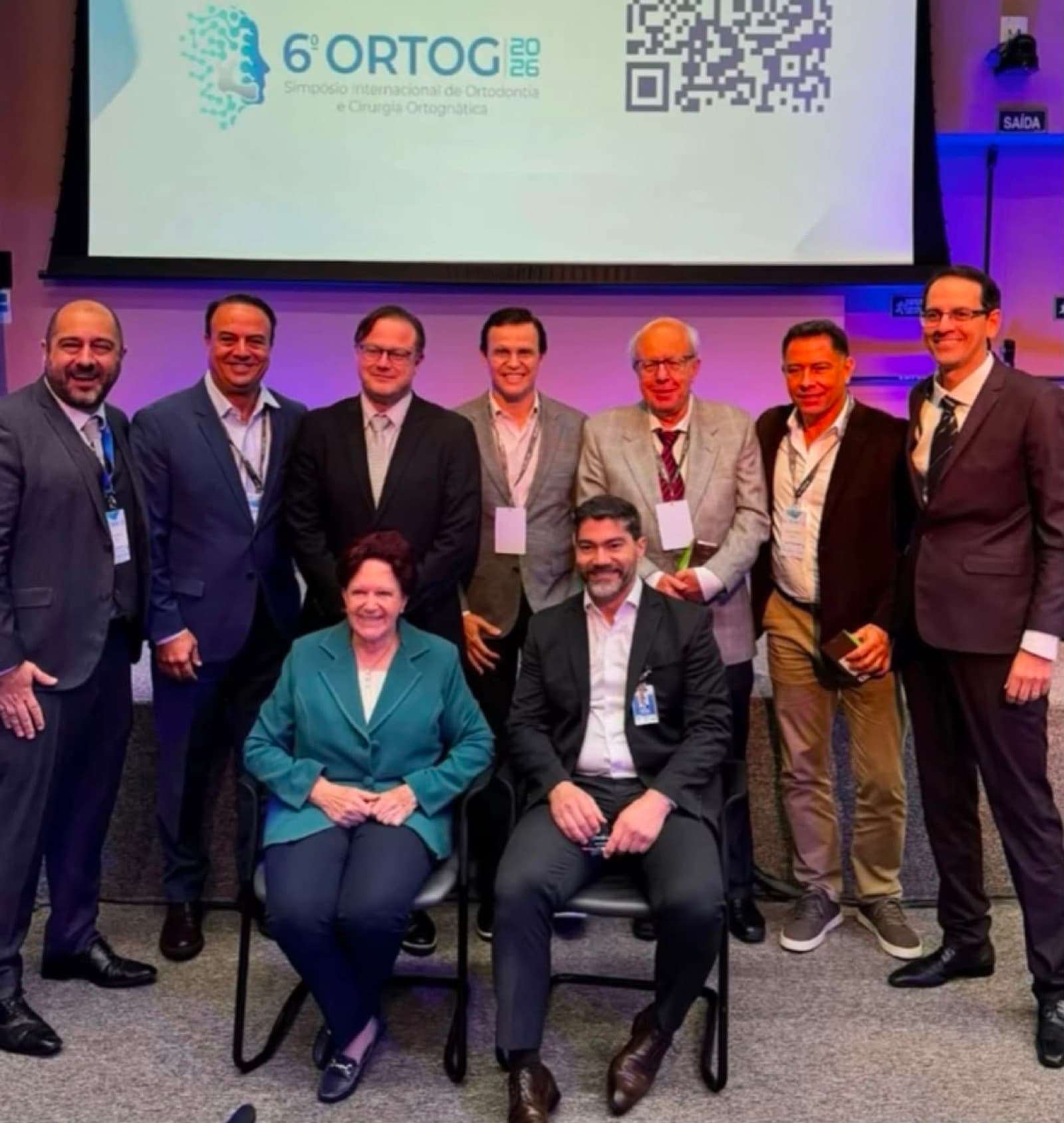 Comissão organizadora e palestrantes do ORTOG reunidos no palco