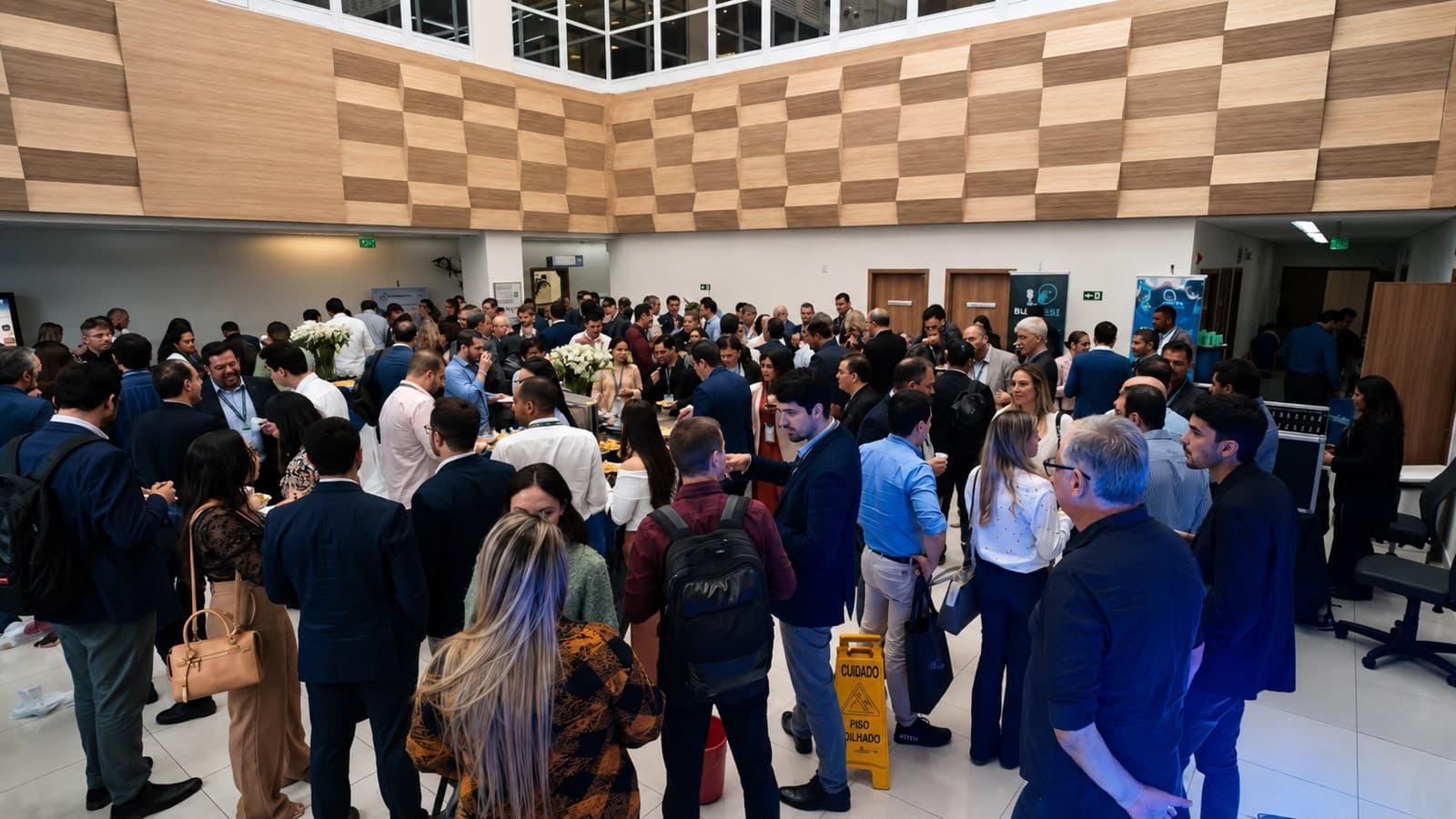 Foyer do evento lotado de participantes durante o intervalo