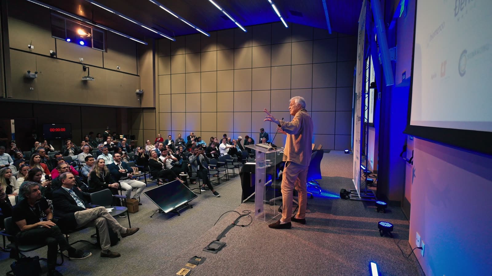 Auditório do INRAD lotado durante uma conferência do 5º ORTOG